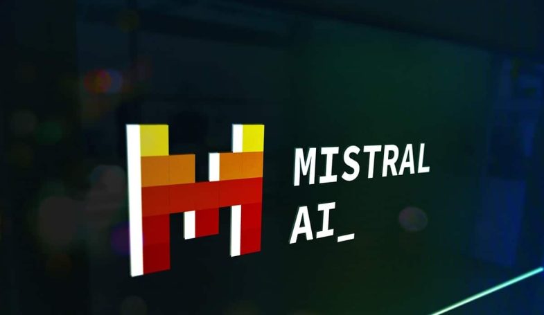 Logo coloré de Mistral AI avec un design pixelisé.