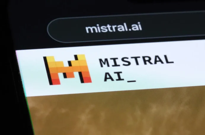 Logo de Mistral AI avec le texte "MISTRAL AI" en caractères stylisés.