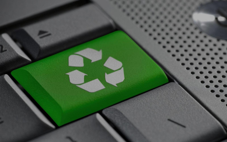 Touche de clavier verte avec symbole de recyclage blanc.